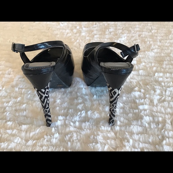 Black peep toe pump with graphic heel - Picture 4 of 4